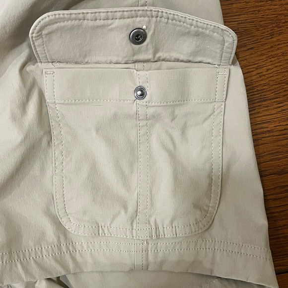 Eddie Bauer Women's Comfortable Stretch Khaki Cargo Shorts Size 14 - Picture 7 of 9